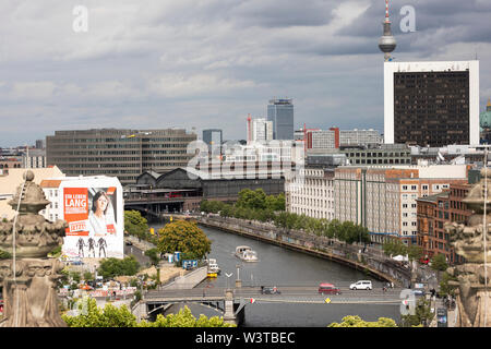 Die Spree und Friedrichstraße Station vom Reichstag in Berlin, Deutschland. Der Fernsehturm und das International Trade Center befinden sich auf der rechten Seite. Stockfoto