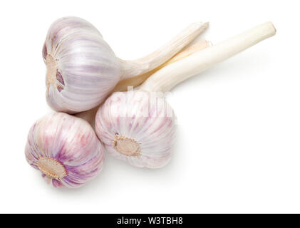 Junger Knoblauch auf weißem Hintergrund. Ansicht von oben, flach Stockfoto