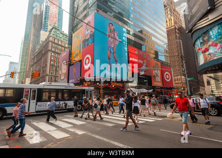 Werbung für Back-to-school Shopping am Ziel in Times Square in New York am Mittwoch, 17. Juli 2019. (© Richard B. Levine) Stockfoto