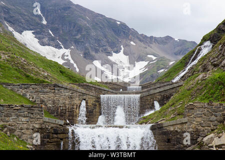 Hochgebirgswasserfall an der Großglockner Hochalpenstraße Stockfoto