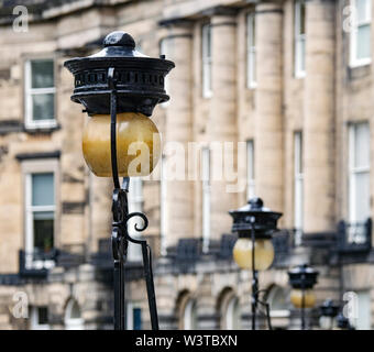 Eine Straßenlaterne in Moray Place, Edinburgh, Schottland.