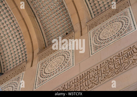 Oman, Hauptstadt von Muscat. Der Sultan Qaboos Grand Mosque, die hauptmoschee im Sultanat von Oman. Courtyard Dach detail. Stockfoto