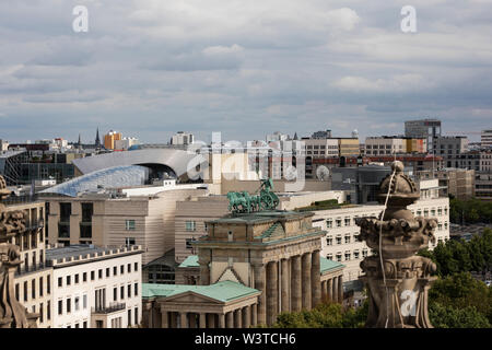 Der Blick auf das Brandenburger Tor vom Dach des Reichstagsgebäudes in Berlin. Stockfoto