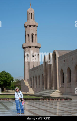 Oman, Hauptstadt von Muscat. Der Sultan Qaboos Grand Mosque, die hauptmoschee im Sultanat von Oman. Touristische vor der Moschee. Model Released. Stockfoto