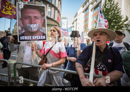 London, Großbritannien. 4. Juli 2019. Tommy Robinson Unterstützer außerhalb von Old Bailey. Tommy Robinson, realen Namen Stephen Yaxley-Lennon, Gesichter ein neues Verfahren wegen angeblicher Missachtung des Gerichts über die Dreharbeiten außerhalb von Leeds Crown Court während eines Strafverfahrens im letzten Jahr und Rundfunk live auf Social Media. Credit: Guy Corbishley/Alamy leben Nachrichten Stockfoto