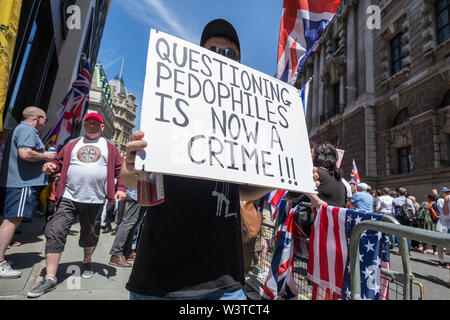 London, Großbritannien. 4. Juli 2019. Tommy Robinson Unterstützer außerhalb von Old Bailey. Tommy Robinson, realen Namen Stephen Yaxley-Lennon, Gesichter ein neues Verfahren wegen angeblicher Missachtung des Gerichts über die Dreharbeiten außerhalb von Leeds Crown Court während eines Strafverfahrens im letzten Jahr und Rundfunk live auf Social Media. Credit: Guy Corbishley/Alamy leben Nachrichten Stockfoto