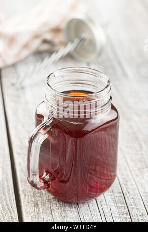 Glas Fruity Juice auf alten Holztisch. Stockfoto