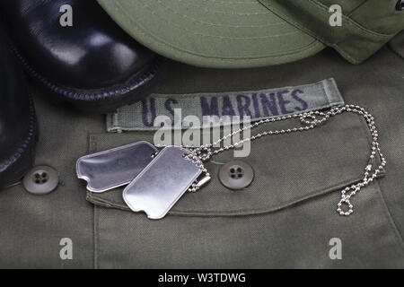 Us-Marines Band mit Dog Tags und Stiefel auf oliv einheitlichen Hintergrund Stockfoto