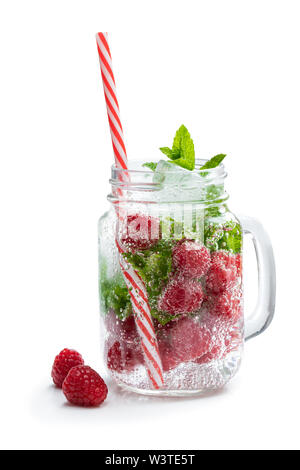 Hausgemachte Himbeeren und Minze Drink in Glas Glas isoliert auf weißem Stockfoto