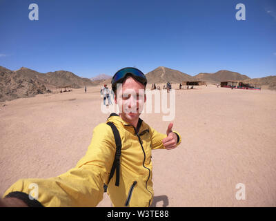 Ihnen gerne touristische Macht selfie in der Arabischen Wüste. Stockfoto