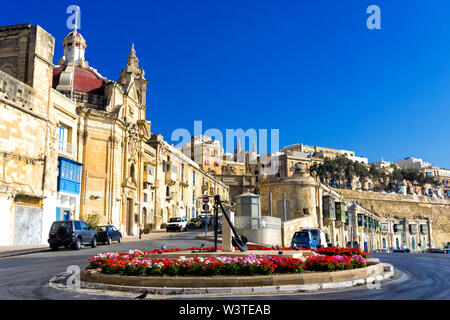 Kreisverkehr bedeckt mit Blumen, die in der Waterfront in Valletta, Malta Stockfoto