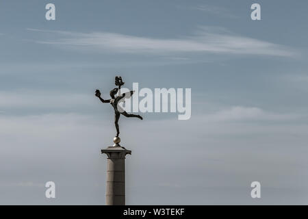 Bronzene Denkmal einer weiblichen Göttin auf einer hohen Säule in den Hafen von Helsingborg, Schweden, 16. Juni 2019 Stockfoto