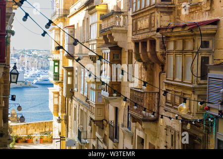 Ansicht der traditionellen Gebäuden mit Balkonen in Valletta, Malta Stockfoto