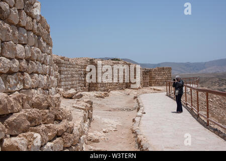 Oman und Dhofar, in der Nähe von Salalah, Khor Rori. Ruinen von vor-islamische Siedlung Sumhuram, Teil des historischen Weihrauch Trail, der UNESCO. Touristische auf der Spur. Stockfoto