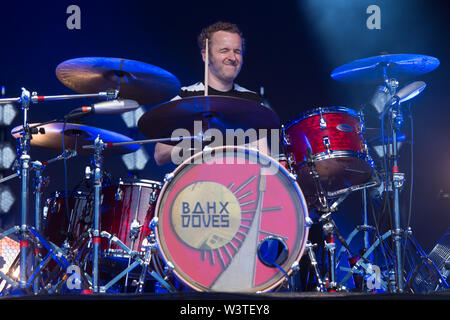 London, England, UK. Schlagzeuger Andy Williams der Deutsch Rock Band Tauben führt im Somerset House in London, England. 16. Juli 2019. Ref: LMK 370-J 5201-170719 Justin Ng/Sehenswürdigkeit Media WWW.LMKMEDIA.COM Stockfoto