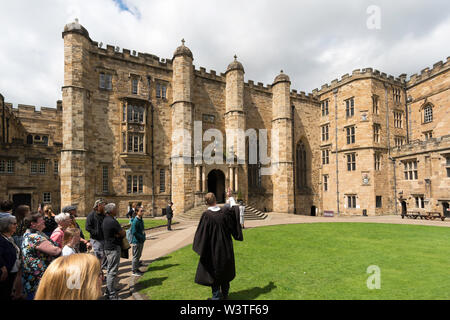 Eine Gruppe von Besuchern mit einem postgradualen Tour Guide im Hof von Durham Castle, Teil des University College Durham, England, Großbritannien Stockfoto