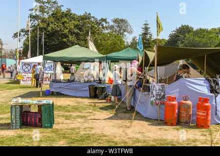 CARDIFF, WALES - Juli 2019: Menschen bei einem Essen im "Notfall" Protest vom Aussterben Rebellion in Cardiff City Center eingerichtet. Stockfoto