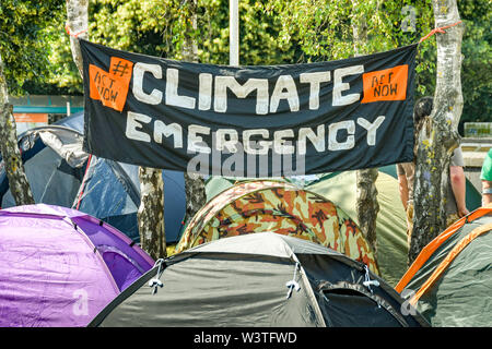 CARDIFF, WALES - Juli 2019: "Notfall" Banner in einem provisorischen Campingplatz in Cardiff während eines Klimawandels Protest vom Aussterben Rebellion Stockfoto