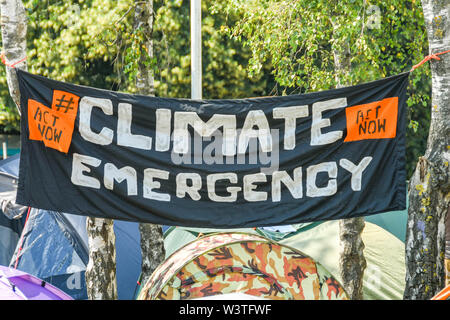 CARDIFF, WALES - Juli 2019: "Notfall" Banner in einem provisorischen Campingplatz in Cardiff während eines Klimawandels Protest vom Aussterben Rebellion Stockfoto