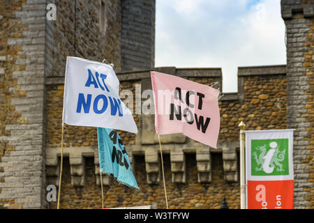 CARDIFF, WALES - Juli 2019: "handeln Sie jetzt 'flags in Cardiff City Centre in einem Klima Emergency Protest vom Aussterben Rebellion. Stockfoto