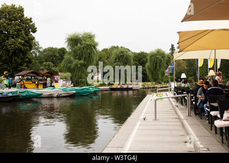 Bootsverleih und Restaurants entlang der Hauptspree in der Stadt Lübbenau, im Herzen des Spreewaldes. Stockfoto