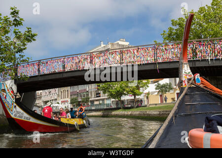 Touristen genießen Sie eine Fahrt mit der Cojo Canal, moliceiro Boote in der. Portugiesische Stadt Aveiro. Stockfoto