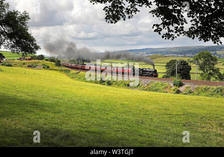 45690 Leander Köpfe Vergangenheit Benson Hall in der Nähe von Oxenholme mit einem cumbrian Mountain Express. Stockfoto