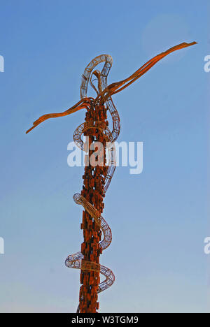 Ein Denkmal der eherne Schlange auf dem Berg Nebo in Jordanien Stockfoto