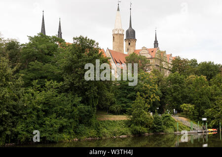 Das historische Schloss und der Dom mit Blick auf die Saale in Merseburg, Sachsen-Anhalt, Deutschland. Stockfoto