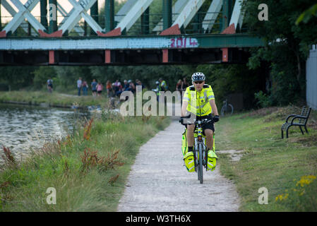 Cambridge UK, 2019-07-17. St Johns medizinisches Team, wo an der jährlichen Stadt Stößen statt auf dem Fluss Cam Stockfoto