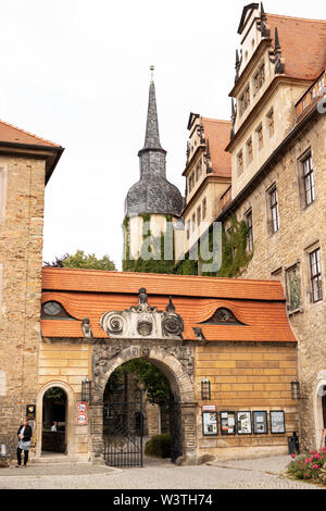 Das Eingangstor zum historischen Schloss im Zentrum von Merseburg, Sachsen Anhalt, Deutschland. Stockfoto