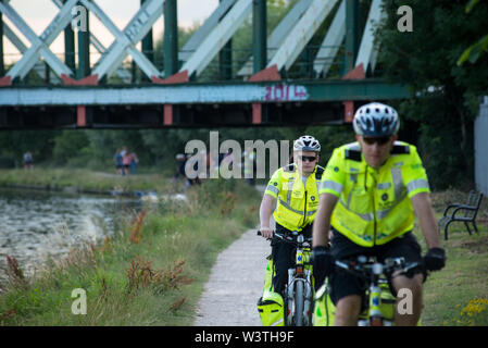 Cambridge UK, 2019-07-17. St Johns medizinisches Team, wo an der jährlichen Stadt Stößen statt auf dem Fluss Cam Stockfoto