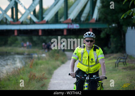 Cambridge UK, 2019-07-17. St Johns medizinisches Team, wo an der jährlichen Stadt Stößen statt auf dem Fluss Cam Stockfoto