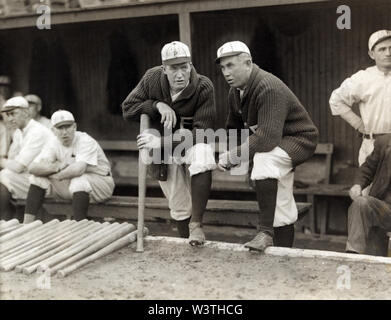 Grover Cleveland Alexander & Manager Pat Moran, im Hintergrund sind Joe Oeschger, Possum Whitted, & Milt Lager, Philadelphia Phillies, Bain Aktuelles Service, 1915 Stockfoto