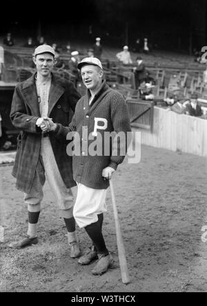 Ernie Ufer (links), der Boston Red Sox und Grover Cleveland Alexander, Philadelphia Phillies, Hände schütteln während der World Series, Philadelphia, Pennsylvania, USA, Bain Aktuelles Service, 1915 Stockfoto