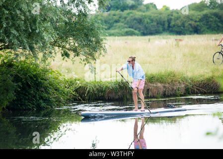 Cambridge UK, 2019-07-17. 8 Mann auf paddleboard auf dem Fluss Cam während der jährlichen Stadt Stößen Stockfoto