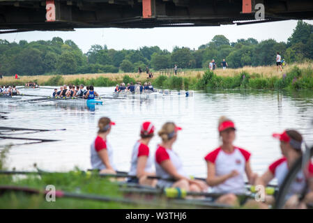 Cambridge UK, 2019-07-17. Die Ruderer in der jährlichen city river Beulen, die auf dem Fluss Cam konkurrieren, dieses Ereignis nun über eine Woche von competin Stockfoto