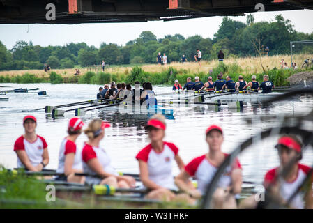 Cambridge UK, 2019-07-17. Die Ruderer in der jährlichen city river Beulen, die auf dem Fluss Cam konkurrieren, dieses Ereignis nun über eine Woche von competin Stockfoto