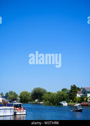 Die Menschen auf dem Boot, Sommer, Thames Path, Themse, Windsor, Berkshire, England, UK, GB. Stockfoto