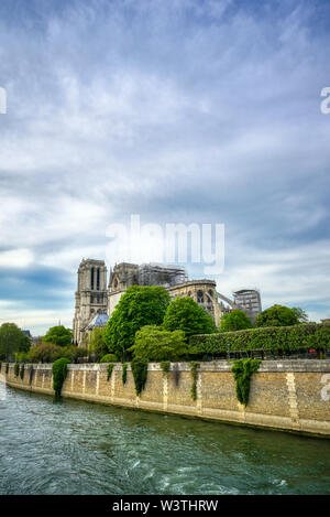Kathedrale Notre Dame auf der Seine in Paris, Frankreich, nach dem Feuer am 15. April 2019. Stockfoto