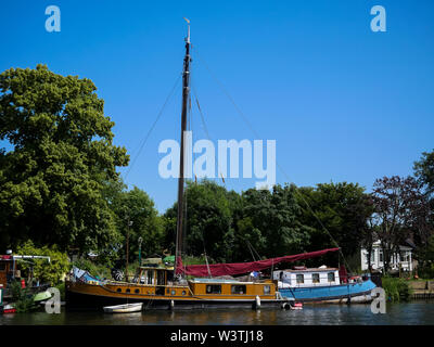 Boote auf dem Fluss Themse, Windsor, Berkshire, England, UK, GB. Stockfoto