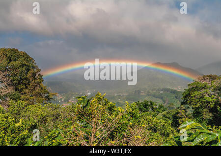 Bild einer Landschaft in Boquete, Panama, einschließlich einer schönen und intensiven Regenbogen. Die Stadt von Boquete ist in der Mitte, nach links. Stockfoto