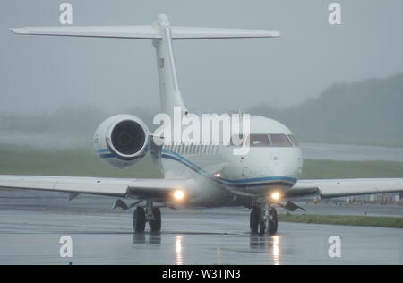 Eg-KFS, einem Spanischen registrierten Bombardier BD-700 Global Express betrieben von Jet Personales, Rollen für die Abfahrt zu einem sehr nassen Prestwick Airport. Stockfoto