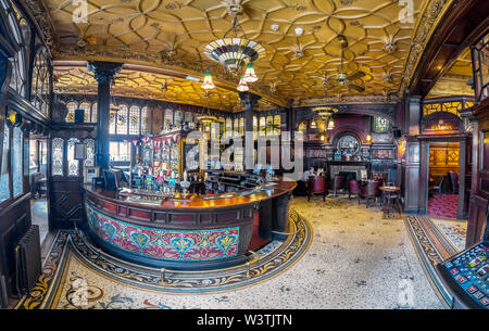 Reich verzierten Viktorianischen Pub, den Philharmonischen Sälen, Hope Street, Liverpool, England, die von den Mitgliedern der Beatles besucht Stockfoto