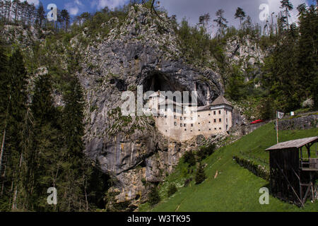 Schloss von Predjama (Castel Lueghi), in einem rocky mountain Mauer erbaut, war die Burg der Ritter Erazem, Postumia, Postojna in Slowenien Stockfoto