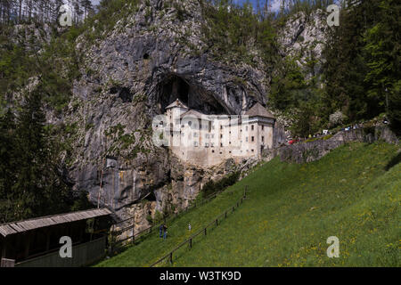 Schloss von Predjama (Castel Lueghi), in einem rocky mountain Mauer erbaut, war die Burg der Ritter Erazem, Postumia, Postojna in Slowenien Stockfoto