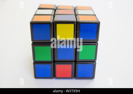 Rubik's Cube isoliert in weißen Hintergrund. Stockfoto