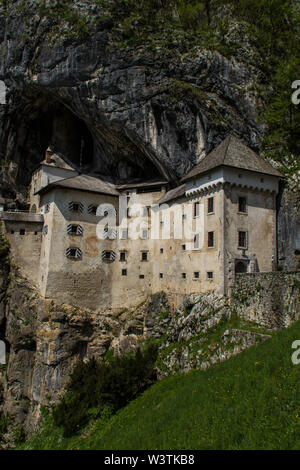 Schloss von Predjama (Castel Lueghi), in einem rocky mountain Mauer erbaut, war die Burg der Ritter Erazem, Postumia, Postojna in Slowenien Stockfoto