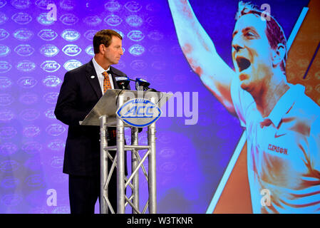 Charlotte, North Carolina, USA. 17. Juli, 2019. Clemson Tiger Head Coach Dabo Swinney im Gespräch mit Reportern während der ACC Atlantic Division Trainer/Student Interviews am 17 Juli, 2019 im Westin Hotels & Resorts in Charlotte, N.C. Credit: Ed Clemente/ZUMA Draht/Alamy leben Nachrichten Stockfoto