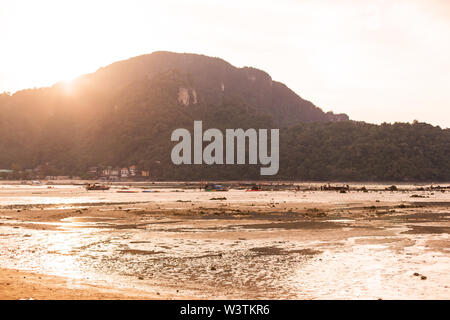 Blick vom Strand auf einem grünen tropischen Insel bei Ebbe bei Sonnenuntergang. Stockfoto